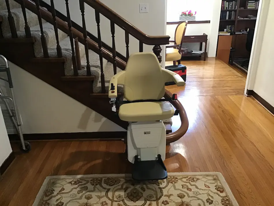 straight stairlift vs curved stairlift